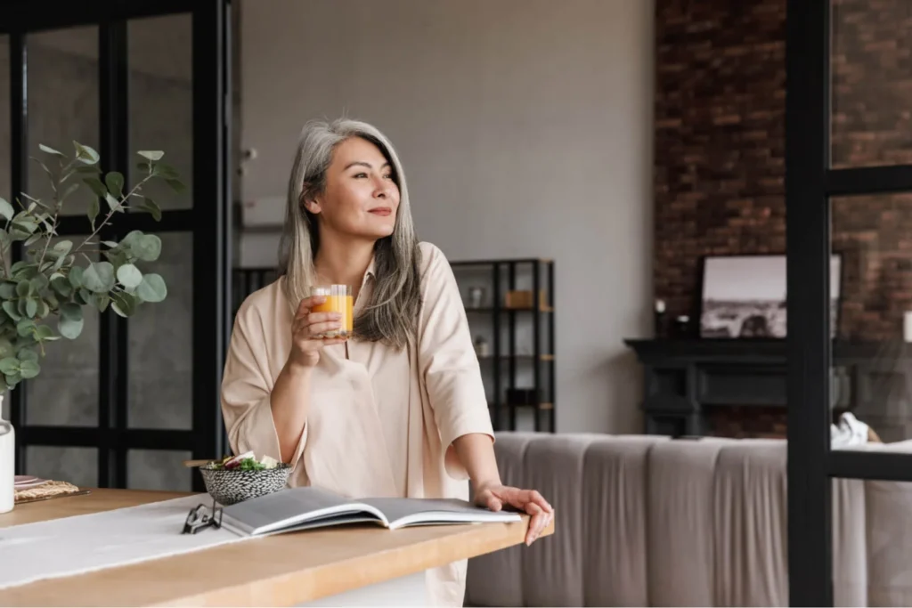 Mujer leyendo un libro y tomando jugo